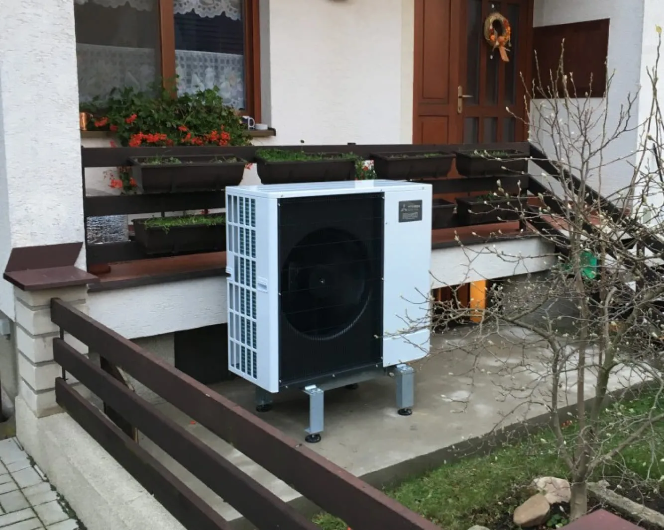 Зовнішній блок кондиціонера встановлений біля будинку